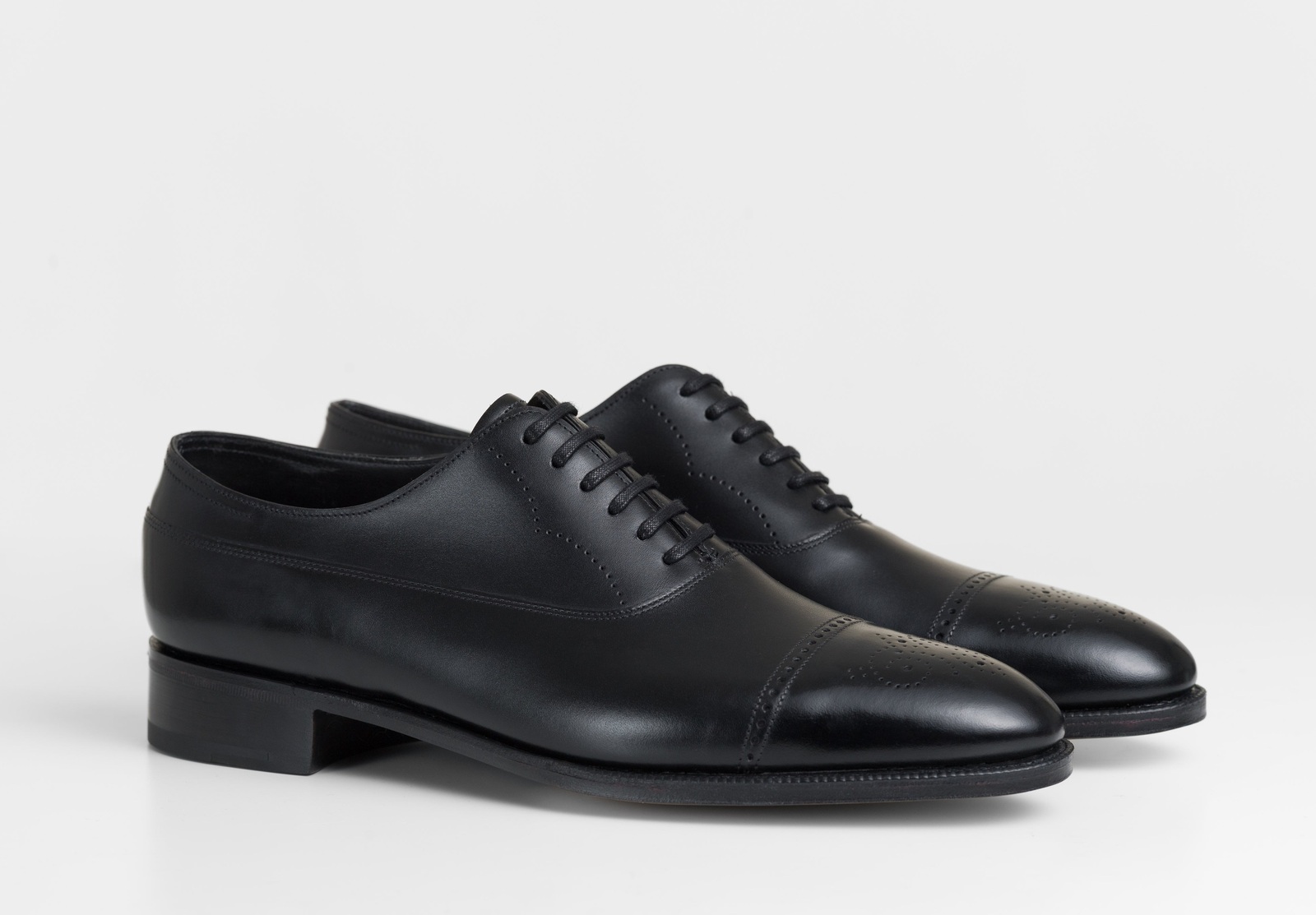 ブラックのカーフレザーを使った限定オックスフォードシューズLAZENBY