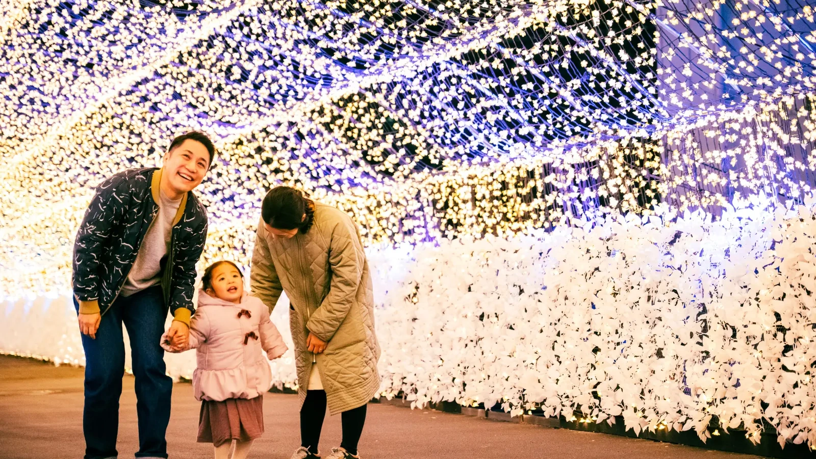 東京メガイルミの光の回廊を歩く家族