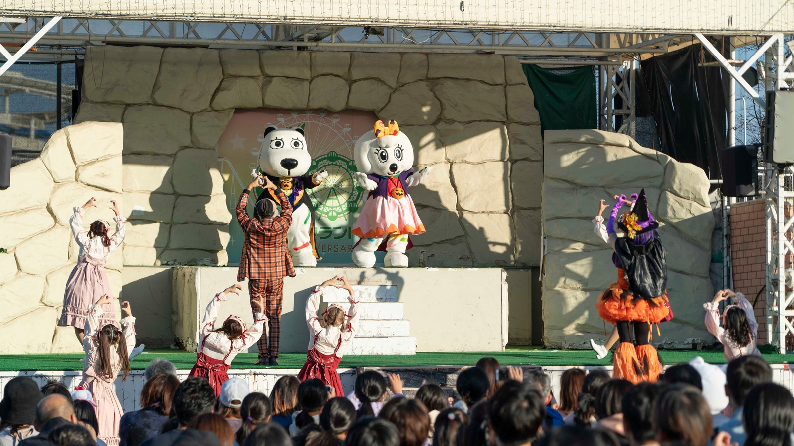 よみうりランドのハロウィンダンスショーで観客と踊るグッドとラッキー